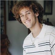 Profesor apto para edades jóvenes desde primaria hasta eso o más.